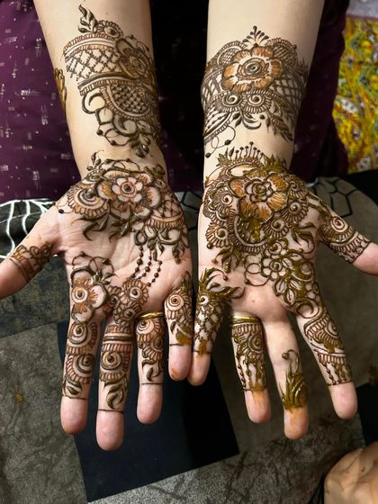 A gorgeous floral henna design with delicate hanging chains and detailed finger work. This style is perfect for a bride or for anyone wanting an elegant and ornate look.
