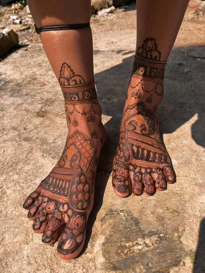 A traditional bridal feet design, with patterns that complement the hand mehendi. The design is rich and full, as is customary for a bride.