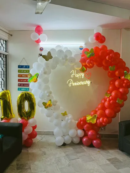 Another angle of the heart-shaped balloon decoration.