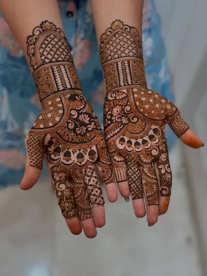 The symmetry and neatness in this design are just wonderful. This student has beautifully executed a classic bridal mehendi look, complete with intricate details on both hands.