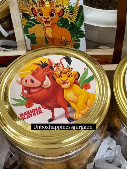 A close-up of the "Hakuna Matata" jar lid, a fun and thematic detail from the 'Lion King' birthday favors.