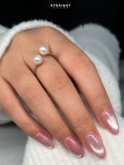A dreamy, soft pink cat-eye effect on almond-shaped nails. This look is subtle yet mesmerizing, with a pearlescent shimmer that glows from within.