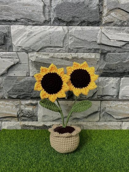 My "two hearts, one root" potted sunflower creation. This piece symbolizes togetherness and makes a wonderful, lasting gift for couples or a loved one.