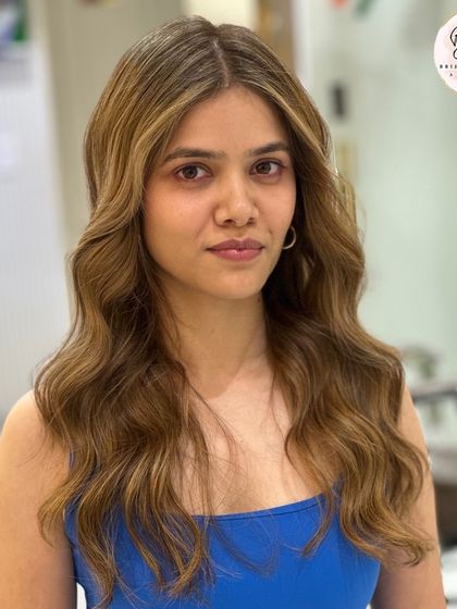 This honey brown hair offers a natural, sunlit glow that’s effortlessly chic and sophisticated.