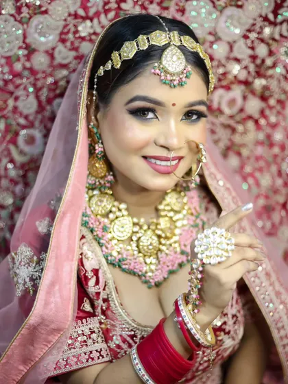 The perfect bridal look is a blend of tradition and flawless technique. Here, you can see a classic bridal makeup look, featuring radiant skin, defined eyes, and a timeless smile. I teach you how to create these unforgettable moments for every bride, making you a sought-after bridal makeup artist.