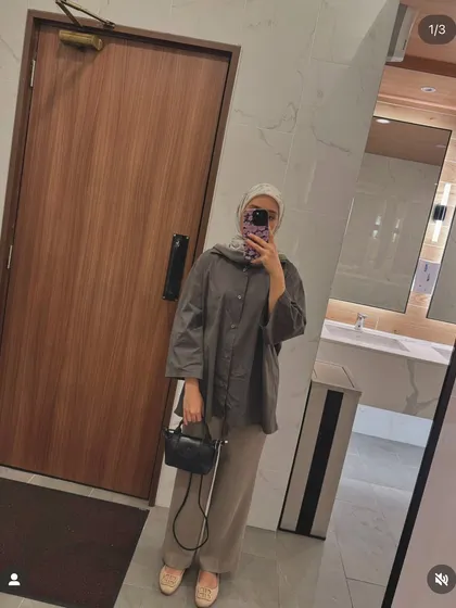 Another mirror selfie from a happy customer with her black Metro Mini. It's a popular choice for its cute size and practical crossbody strap.
