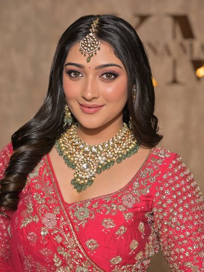 A complete bridal look featuring a heavy, gold-plated Kundan necklace, haath phool, and maang tikka, all available for rent.
