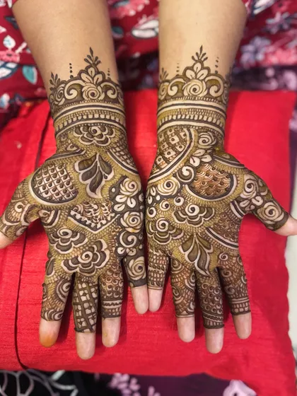 This bangle-length Indian design is a popular choice for bridesmaids and family members. It gives the look of wearing a beautiful piece of jewelry on the hand.