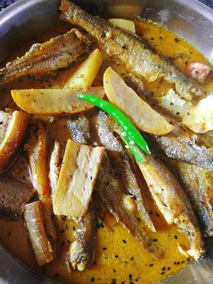This is as rustic as it gets. Fresh Tangra maach (catfish) in a spicy curry with potatoes and brinjals, spiked with a bit of 'shorshe bataa' or mustard paste. A truly authentic Bengali fish preparation.
