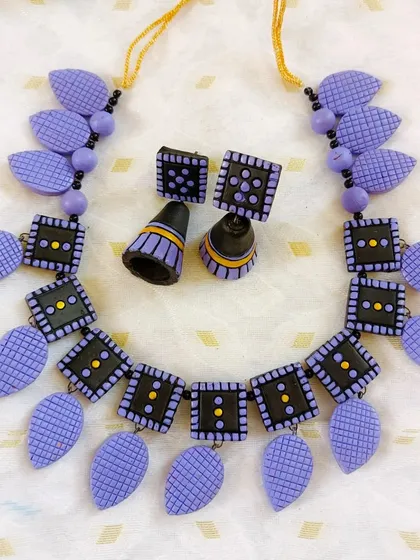 A duplicate image of the lovely lavender and black square and leaf necklace set.
