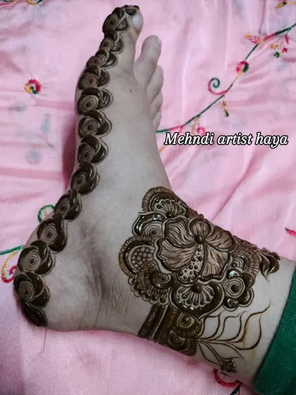 This design combines the rose chain with a more detailed floral piece on the ankle, creating a beautiful and balanced look.