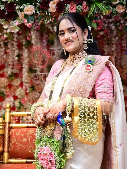 This mom-to-be chose a beautiful floral set with a unique peacock feather brooch and a matching floral shela made with golden gota patti work.