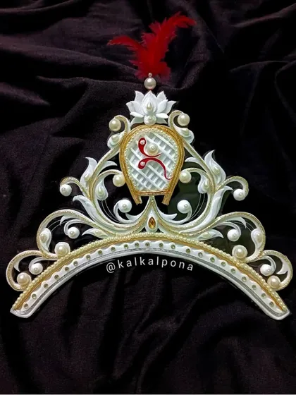 Your wedding mukut should be as unique as you are. This custom-designed shola pith topor features intricate work with a personalized initial at its center.