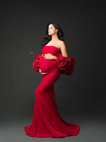 For the mamma who wants to make a statement. This bold red Rosa gown is a client favorite for a reason, it’s pure glamour and confidence, perfect for a powerful pregnancy portrait.
