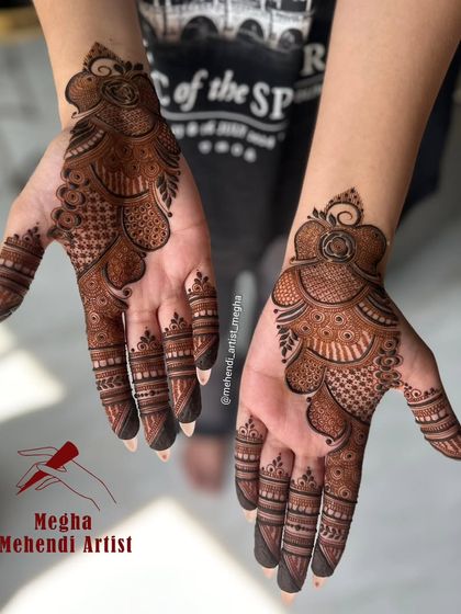 A unique and stylish design that flows diagonally across the palm, combining paisley shapes with detailed fillers for a contemporary feel.