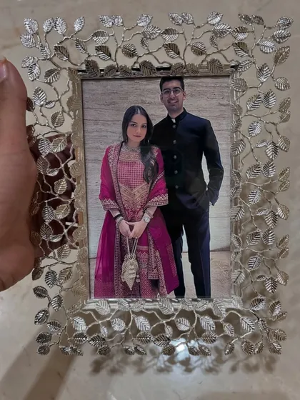 For a touch of timeless elegance, I offer this stunning silver antique photo frame. The intricate leaf-patterned metalwork makes it a luxurious and treasured keepsake, perfect for wedding photos or milestone anniversaries.