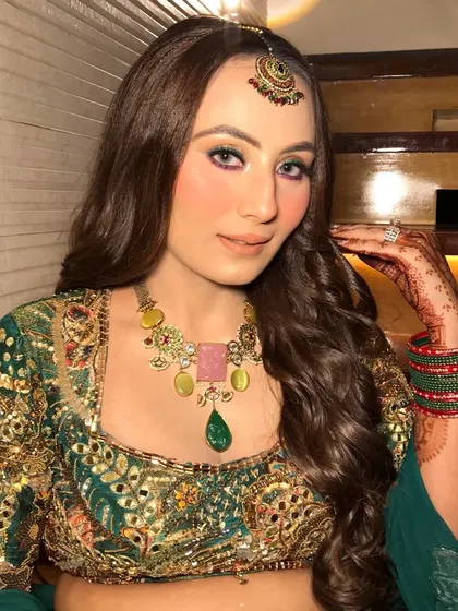 A final, happy portrait of the Mehendi bride, ready to celebrate.