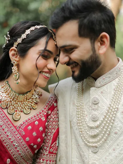 That just-married glow. This candid moment between Shailee and her partner is everything. Her makeup was designed to look soft, romantic, and beautiful from every angle, lasting through all the happy tears and laughter.