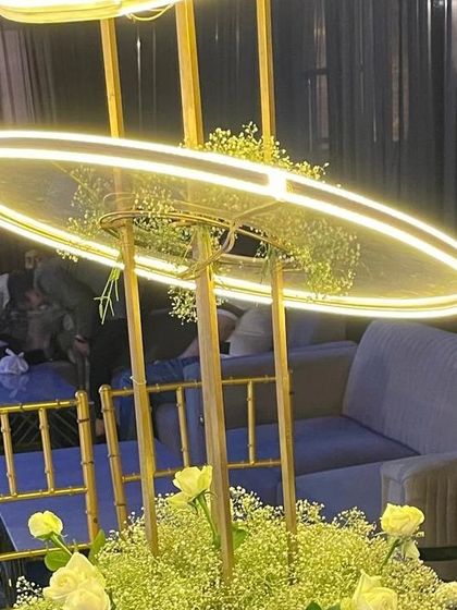 A modern and stylish centerpiece with an illuminated ring light. This adds a contemporary and glamorous touch to the table decor.