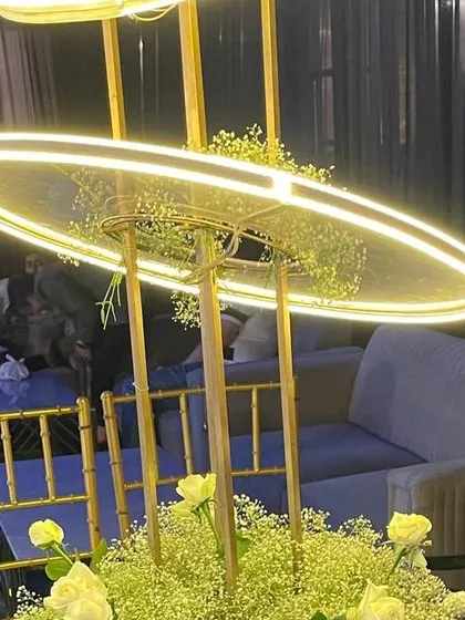 A modern and stylish centerpiece with an illuminated ring light. This adds a contemporary and glamorous touch to the table decor.