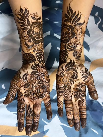 Another look at this popular floral design, showcasing the dark, rich paste.