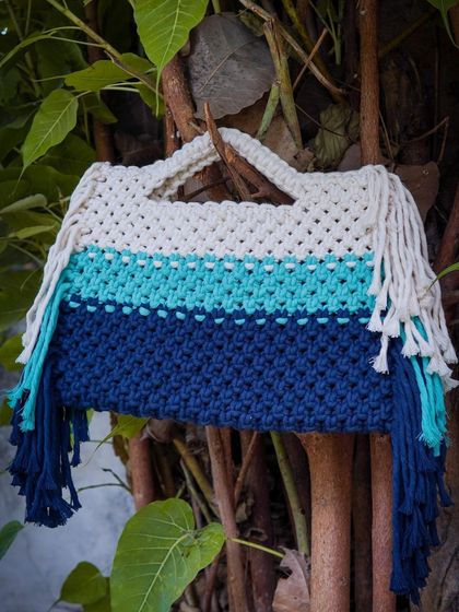 Inspired by the ocean, this tote bag features beautiful shades of blue and off-white. 🌊 The layered fringe reminds me of waves! This handmade macrame tote is perfect for carrying your essentials to the beach or for a day of shopping.