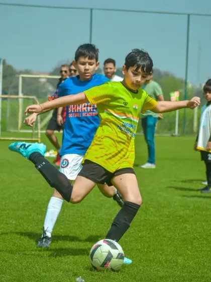 A player prepares to shoot as a coach in the background points and provides instruction, highlighting our in-game guidance.
