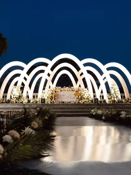 A modern and architectural approach to a Roce ceremony. These repeating white arches created a spectacular, clean, and elegant walkway and stage, proving that traditional events can have a contemporary and stylish feel.