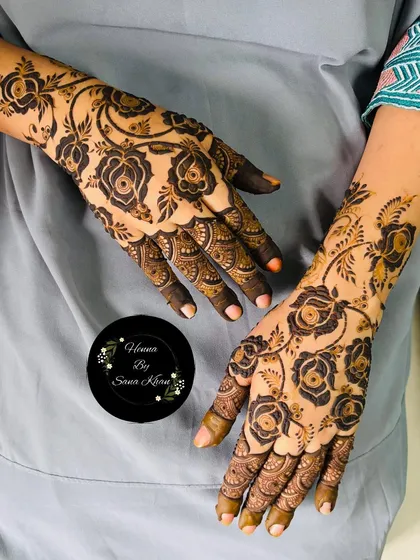 A classic rose vine design, perfect for party guests. The pattern is asymmetrical, flowing naturally across the back of both hands for an elegant and cohesive look.
