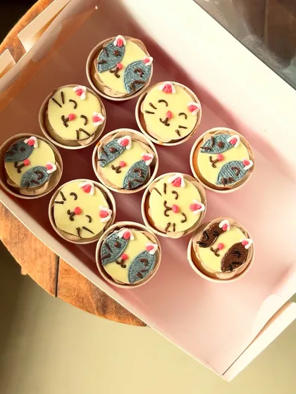 An adorable set of cat themed cupcakes. I created cute cat and bird faces on fondant discs, perfect for an animal lover's party.