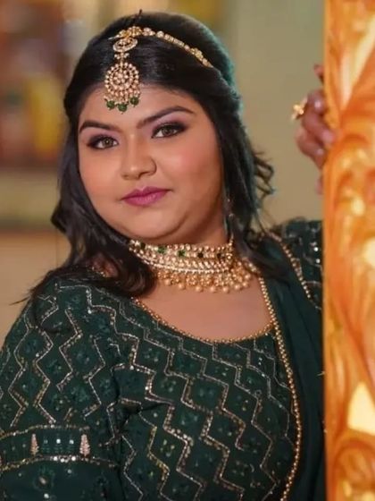 Another beautiful shot of the client, showcasing how the jewellery complements her entire ensemble. Renting makes such coordinated looks easy and affordable.