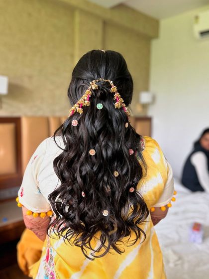 Another angle of the flawless waves, decorated with small, colorful flowers for a festive Haldi vibe.