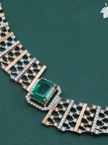 A closer look at the central emerald of the Zarnaya necklace. Notice the precision of the diamond halo and the clean lines of the rose gold accents, a hallmark of our modern design philosophy.
