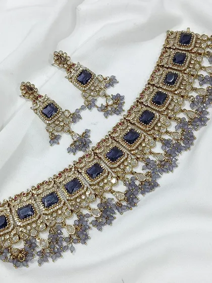 A royal blue version of the square-cut stone choker.