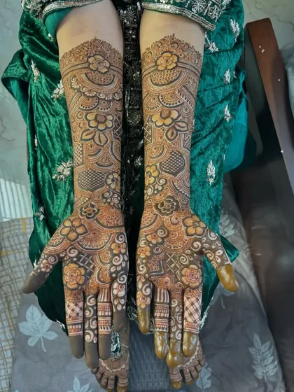This non-bridal henna shows that you don't have to be the bride to get the full works. I love creating these detailed floral and geometric patterns for any guest who wants them.