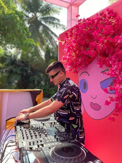 A daytime event with a unique and colorful floral backdrop. The setting was perfect for a fun and upbeat music set.