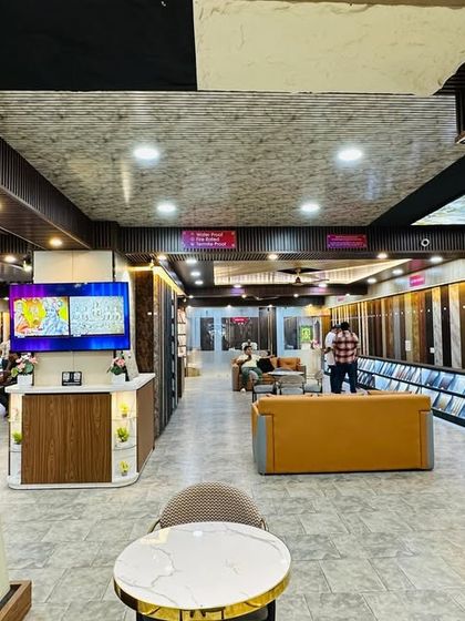 A wide view of our showroom floor. You can see the long displays of wall panels and the central area where we consult with clients, ensuring you have a clear idea of your project.