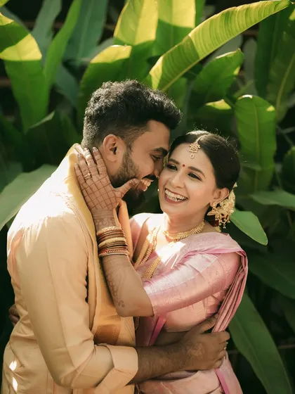 Pure happiness. This candid shot of a South Indian couple sharing a laugh is what authentic storytelling is all about.