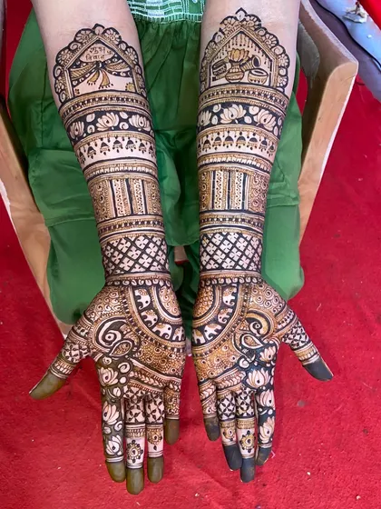 The same traditional design with a beautiful dark stain, showing the quality of the natural henna I use.