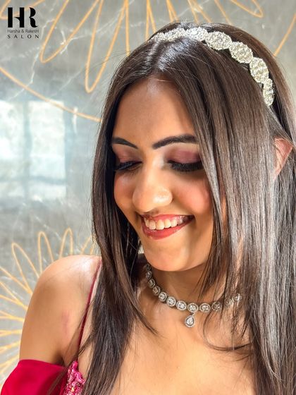 A closer look at the eye makeup for this celebratory look. We used a blend of pink and smoky shades to create a soft yet impactful effect, complemented by perfectly groomed brows and long lashes.