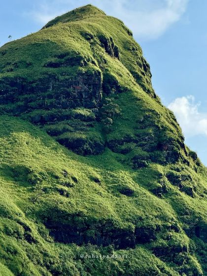 A close-up of the mountain textures on the Bandaje trail.