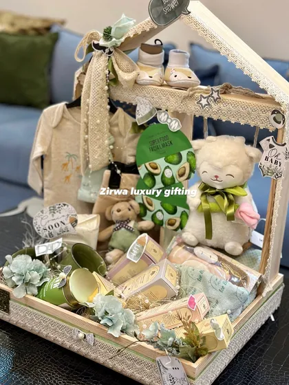 This neutral-themed keepsake display is perfect for a baby shower. It features a mini clothing rack with a onesie, along with soft toys and other goodies for both mom and baby.