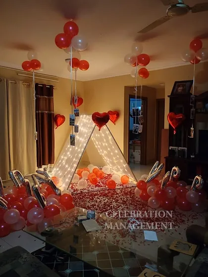 From this angle, you can see how the entire room comes together. The ceiling balloons with hanging photos, the glowing tent, and the balloon clusters all work to create a cohesive and romantic birthday surprise.
