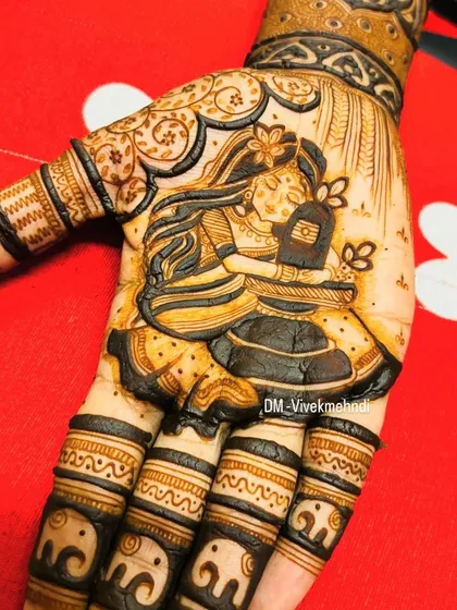 A devotee's love for Mahadev, captured in henna. This portrait of a woman hugging a Shivling is a powerful expression of faith.