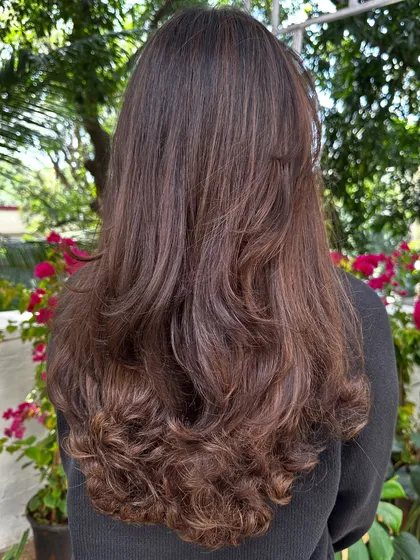 Getting this lovely client 'Uni Ready' with a fresh cut and subtle highlights. I added just enough color to give her hair dimension and shine, keeping it low-maintenance and professional for her studies.