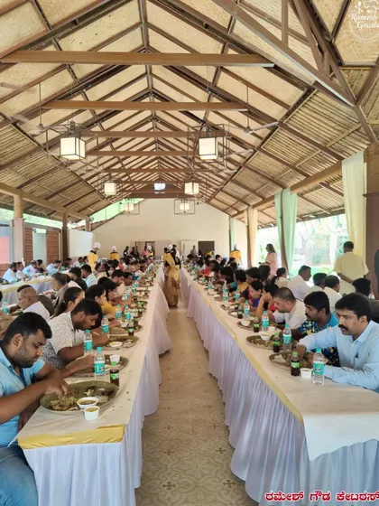 Our experience allows us to serve hundreds of guests in perfectly coordinated batches, ensuring food is always hot and fresh.