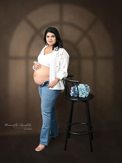 A confident and modern bare-bump portrait. The window-pane lighting effect adds an artistic touch to this classic and casual look.