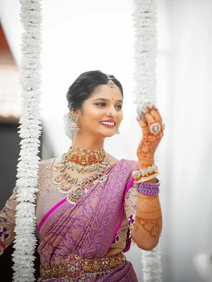 Bhuvana looking radiant on her muhurtham day. The minimal airbrushed base gives her a glowy, skin-like finish, while the bronzey gold eyes add a touch of tradition.