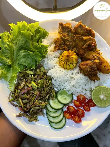 A flavourful combination of chicken with garlic and potato, paired with yongchak singju (stink bean salad) and fresh raw vegetables.