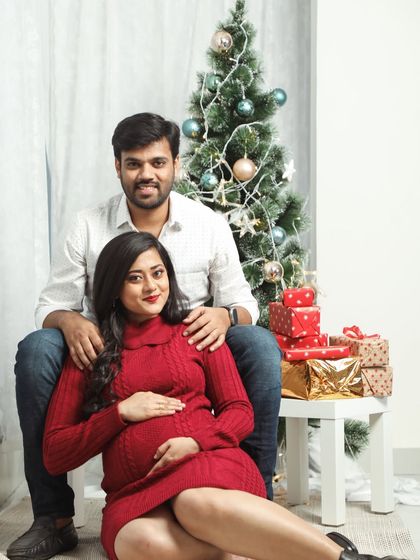 A festive maternity moment. Celebrating the holidays while expecting is extra special, and this Christmas-themed shoot captures that cozy, joyful feeling.
